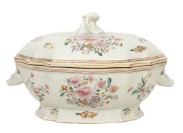 1163.  Sopera con tapa de porcelana de familia rosa y filo dorado de Compañía de Indias.China, S. XVIII.