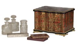 672.  Caja de tocador Napoleón III con marquetería "boulle" en carey y latón e inicial "I II" bajo corona real (Isabel II) en la tapa.Francia, segunda mitad del S. XIX.