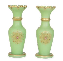 1265.  Pareja de jarros de opalina verde y dorada con decoración "enjoyada" y tondos femeninos.Francia, segunda mitad del S. XIX.