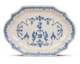 1289.  Fuente de cerámica esmaltada en azul de cobalto, con decoración de grutescos.Alcora, serie Berain, primera época (1727 - 1749).