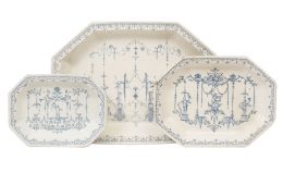 646.  Lote de tres fuentes de cerámica esmaltada en azul y blanco con decoración de grutescos, de diferente tamaño.Moustiers, Francia, S. XVIII.