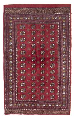 1101.  Alfombra Bukhara de fondo rojo.