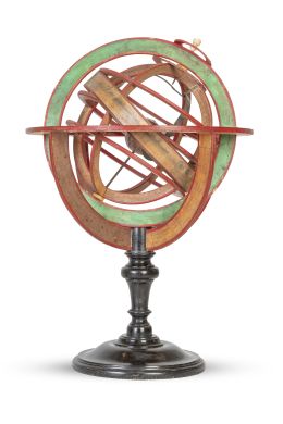 1169.  Esfera armilar de madera pintada de verde y rojo, cartón y papel aplicado.Francia, finales del S. XVIII - principios del S. XIX.