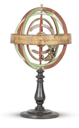 1168.  Esfera armilar de madera pintada de verde y rojo, cartón y papel aplicado, la Tierra sujeta por un delfín de metal dorado.Francia, finales del S. XVIII - principios del S. XIX.
