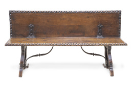 1065.  Banco de madera tallada con fiadores de hierro y respaldo plegable, siguiendo modelos del S. XVII.Trabajo español, h. 1900.