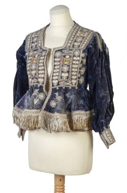 1214.  Chaqueta de terciopelo azul, con bordados de flores y pájaros e hilos de plata y abalorios aplicados.Trabajo boliviano.