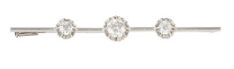 251.  Broche barra de brillantes años 30 con tres brillantes, el central de 0,80 ct aprox