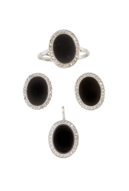 139.  Conjunto de sortija, colgante y pendientes en ónix 