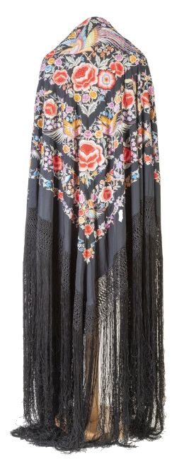 1221.  Mantón de "Manila" en seda negra bordada en hilos de color.Años 30.