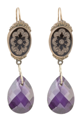 54.  Pendientes largos S. XIX perilla facetada de cristal malva colgante de óvalo decorado con esmalte