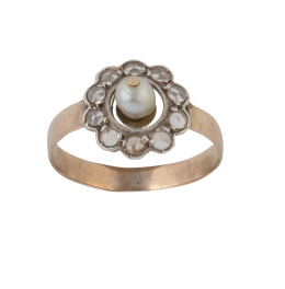 56.  Sortija S. XX con perla orlada de zafiros blancos 