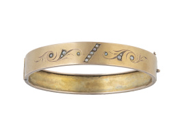 57.  Brazalete S. XIX con diseño de banda plana decorado con perlitas