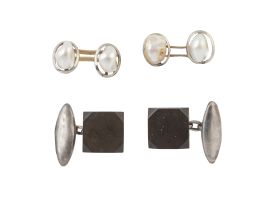 325.  Lote de dos pares de gemelos de pp. S. XX, en plata unos con perlas, otros azabache cuadrado