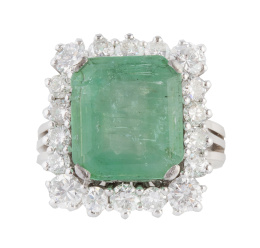 289.  Sortija con esmeralda talla esmeralda orlada de brillantes engastados en garras