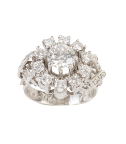155.  Sortija rosetón de brillantes años 50 con brillante central de 0,80 ct aprox, rodeado por orla de brillantes