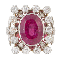 295.  Sortija con turmalina rosa central de talla oval, en marco rectangular de brillantes