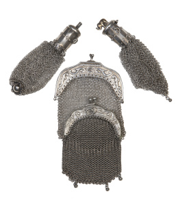 1224.  Lote de dos monederos y dos fundas de perfumero de malla de plata.Principios del S. XX.