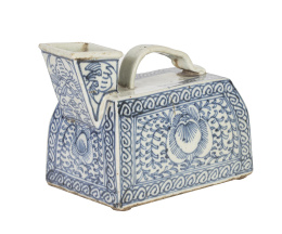 1206.  Tetera de porcelana esmaltada en azul y blancoChina, ff. del S. XIX - pp. del S. XX.