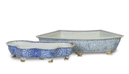 1203.  Lote de dos recipientes de porcelana esmaltada en azul y blanco.China, S. XIX - XX.