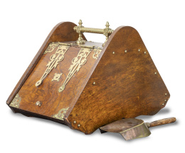 1085.  Leñera de madera de raíz de nogal y bronce dorado aplicado.Inglaterra, principios del S. XX.