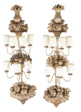 1250.  Pareja de apliques de siete brazos de luz de madera tallada y dorada decorados con frutos.S. XX.