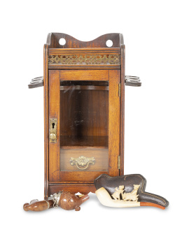 692.  Tabaquera con forma de armario de madera de roble y metal dorado, para pipas.Trabajo español, pp. del S. XX.