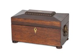 1263.  Caja regencia de madera de palosanto con forma de sarcófago y asas laterales en forma de cabeza de león con argollas.Trabajo inglés, h. 1820.