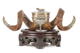 693.  Trofeo de caza victoriano montado en metal plateado rematado con perro. Con marcas.Sheffiel Walker & Hall*, Inglaterra, mediados del S. XIX.