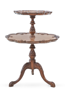 1141.  Dumbwaiter de madera de caoba tallada, con dos baldas y pies de trípode.Inglaterra, segunda mitad del S. XIX.