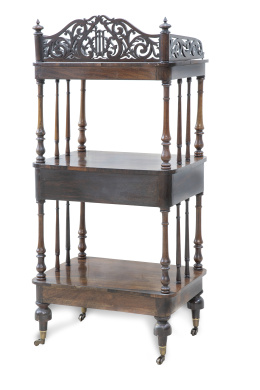 1157.  Whatnot de madera de palosanto, con tres estantes y ruedas.Inglaterra, S. XIX.