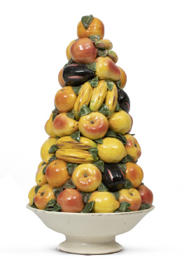 1130.  Frutero de "engaño" de cerámica esmaltada.España, S. XX.