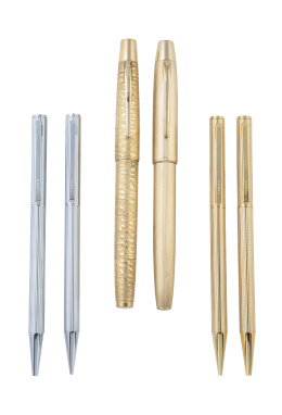 324.  Lote de dos bolígrafos, dos portaminas, una estilográfica y un rotulador de varias marcas