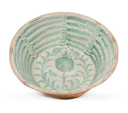 1071.  Lebrillo de cerámica esmaltada en blanco y verde, con una granada.Fajalauza, ff. del S. XIX.