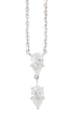 242.  Collar con dos brillantes talla pera de 0,99 y 1,01 ct aprox