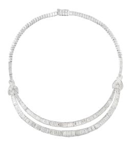 291.  Collar de baguettes de diamantes en dos bandas frontales de tamaño creciente hacia el centro, unidas por aspas de baguettes