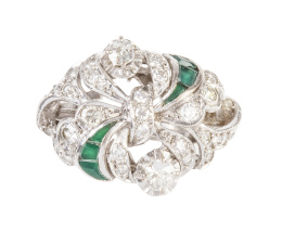 273.  Sortija años 30 con brillantes y piedras verdes en diseño de lazada de varias cintas