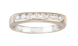 216.  Sortija media alianza con 8 brillantes engastados en carril