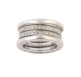 228.  Sortija BVULGARI B-Zero de diamantes, con dos aros completos de brillantes y frente con triple aro