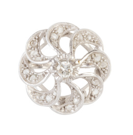 290.  Sortija con diseño flor con brillante central elevado rodeado de pétalos de diamantes