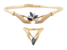 174.  Conjunto de brazalete y sortija Carrera y Carrera con centros de manos sosteniendo zafiros y brillantes. 