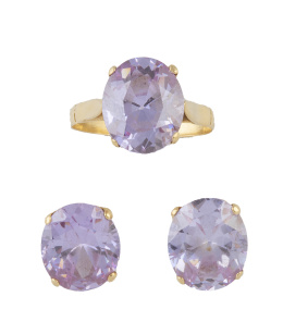 99.  Conjunto de sortija y pendientes con piedra oval violeta
