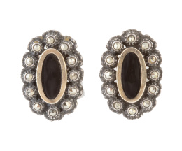 52.  Pendientes ovales de plata, cón ónix central orlado de marcasitas