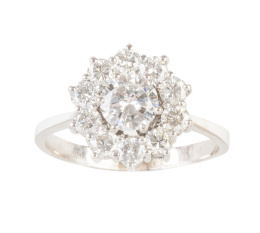 286.  Sortija rosetón de brillantes con centro de 0,75 ct aprox, orlado de brillantes, con engaste en garras a dos alturas