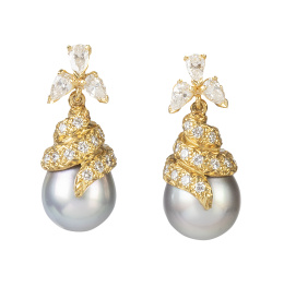 271.  Pendientes largos de brillantes con perla de Tahití colgante