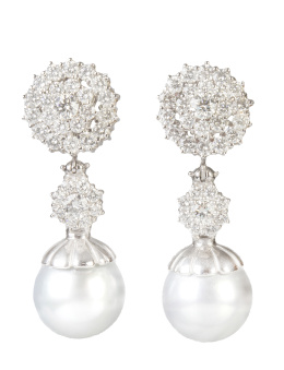 287.  Pendientes largos de perlas australianas y brillantes desmontables, con rosetón de brillantes del que pende rosetón de menor tamaño y gran perla australiana. 
