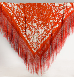 481.  Mantón de “manila” en seda con flores bordadas.Trabajo cantonés, pp. del S. XX.