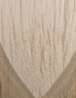 483.  Mantón de “Manila” en seda blanca, bordado con flores blancas en las esquinas.Trabajo cantonés, pp del S. XX.