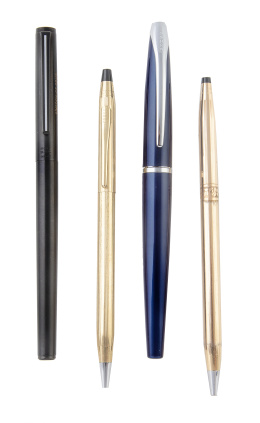 336.  Lote de tres bolígráfos y una pluma de diferentes marcas