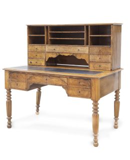 727.  Escritorio Luis Felipe de madera de nogal y tejo, con tapa de piel.Francia, h. 1840.