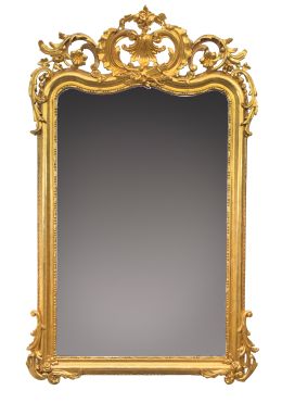 655.  Espejo de madera tallada, estucada y dorada, rematado por c